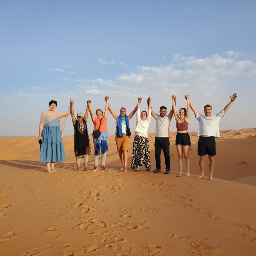 Riadsuerteloca Merzouga Hassilabied Exterior foto The cast of the film in the desert