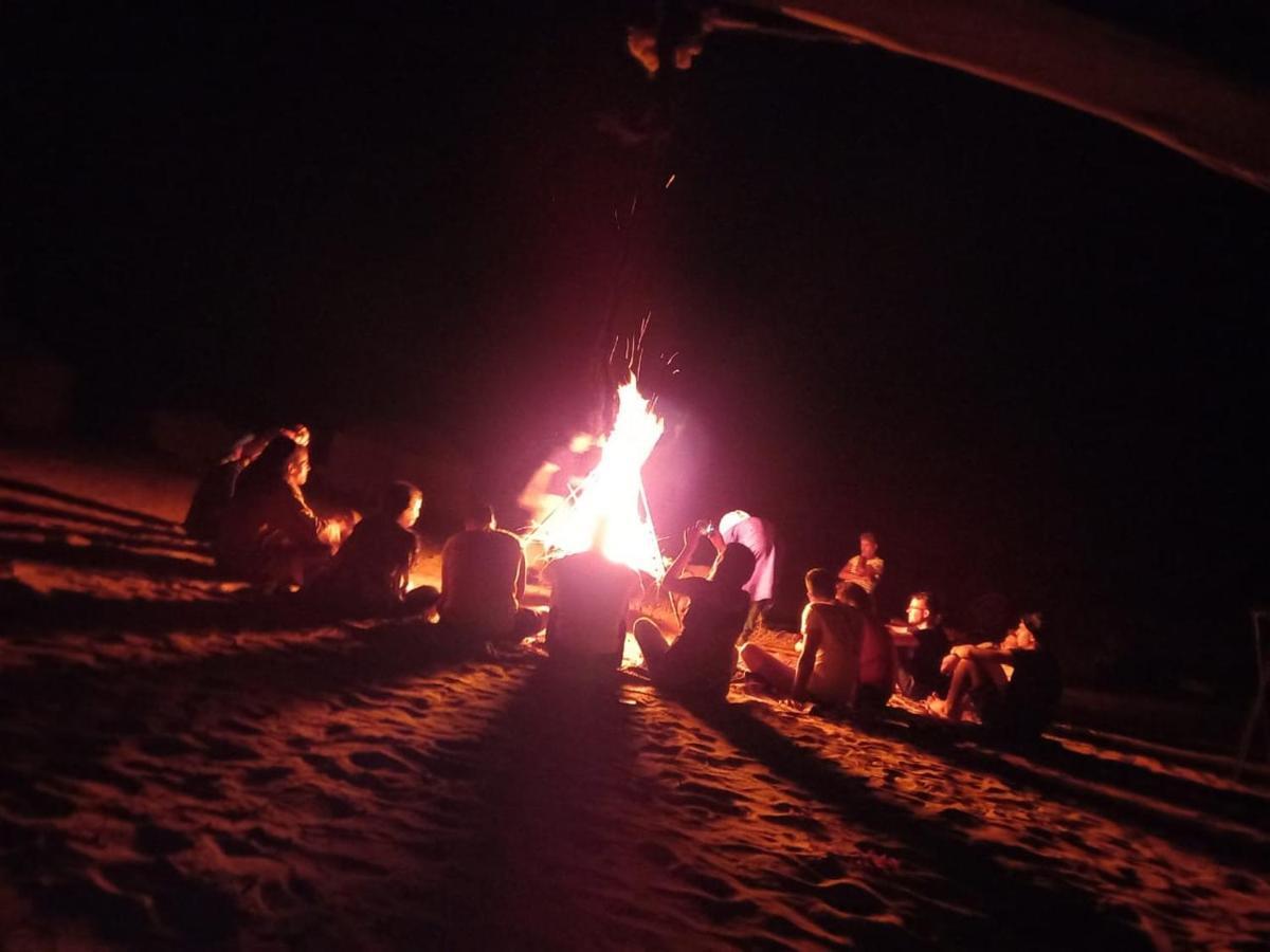 Riadsuerteloca Merzouga Hassilabied Exterior foto A campfire at the 2007 World Scout Jamboree