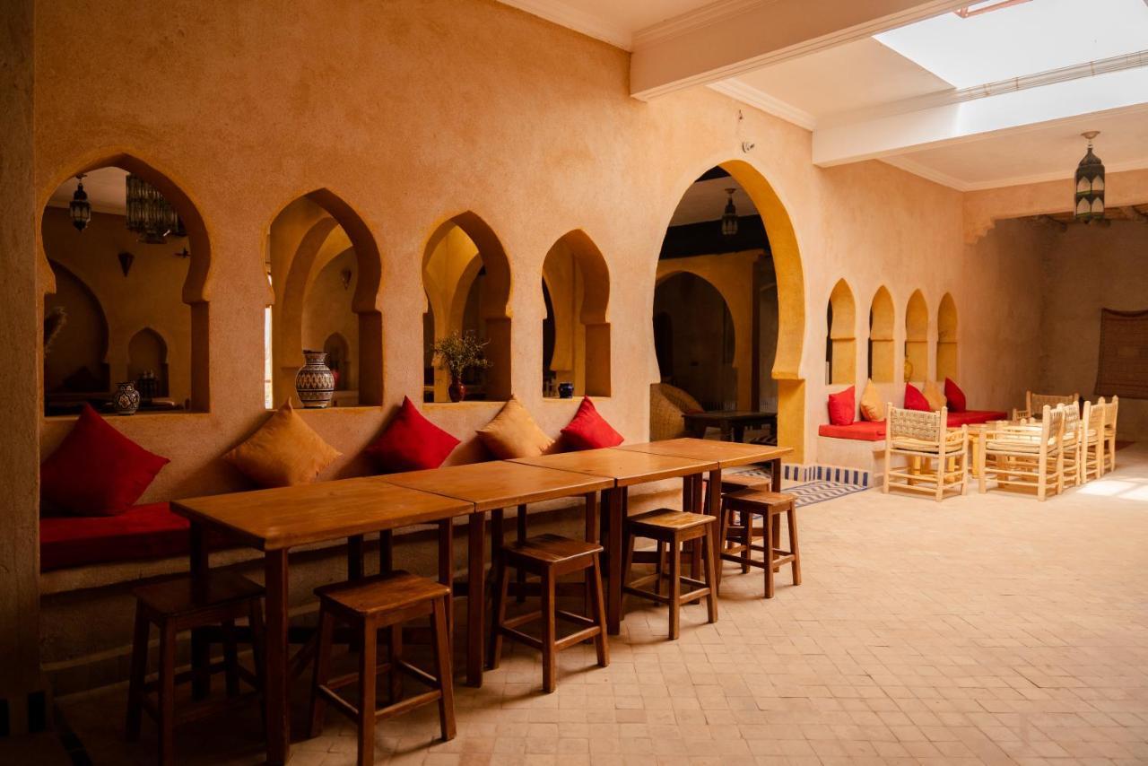 Riadsuerteloca Merzouga Hassilabied Exterior foto The interior of a Moroccan restaurant