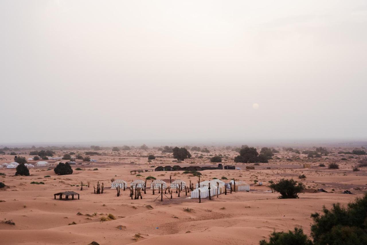 Riadsuerteloca Merzouga Hassilabied Exterior foto A camp in the desert