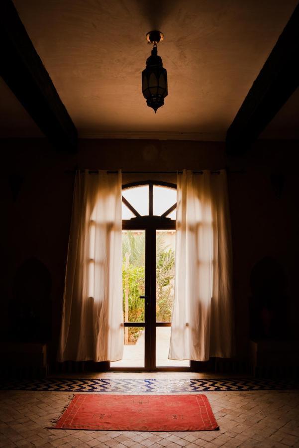 Riadsuerteloca Merzouga Hassilabied Exterior foto Window with curtains