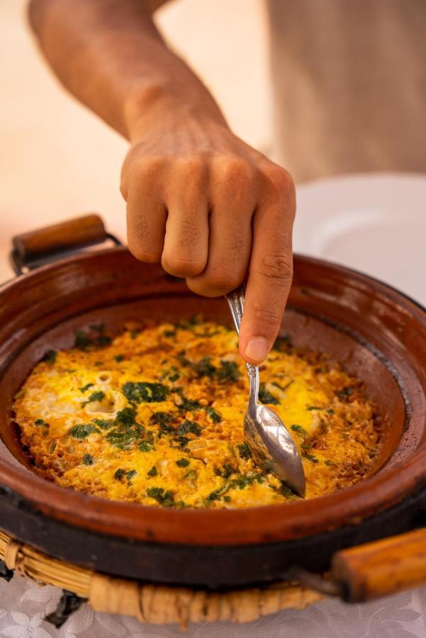Riadsuerteloca Merzouga Hassilabied Exterior foto A pot of couscous