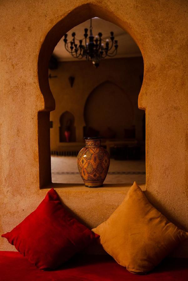 Riadsuerteloca Merzouga Hassilabied Exterior foto A window in the palace