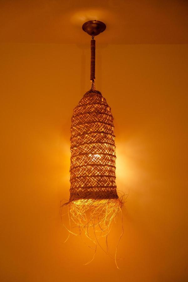 Riadsuerteloca Merzouga Hassilabied Exterior foto A traditional lamp