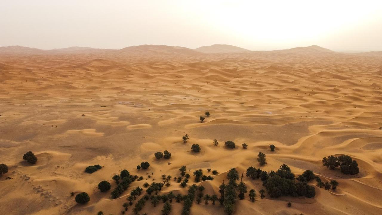 Riadsuerteloca Merzouga Hassilabied Exterior foto The Sahara Desert