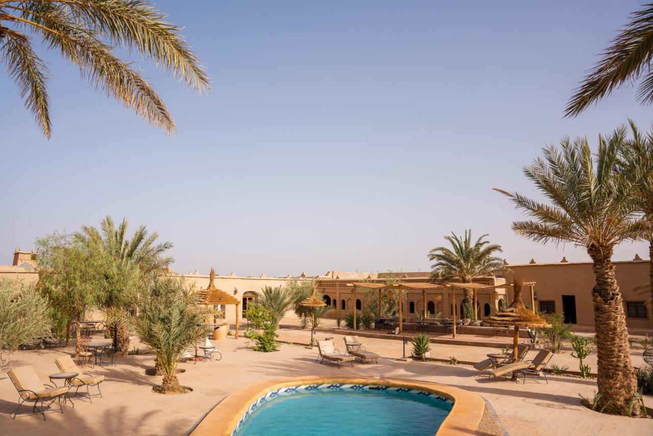 Riadsuerteloca Merzouga Hassilabied Exterior foto The swimming pool at the hotel