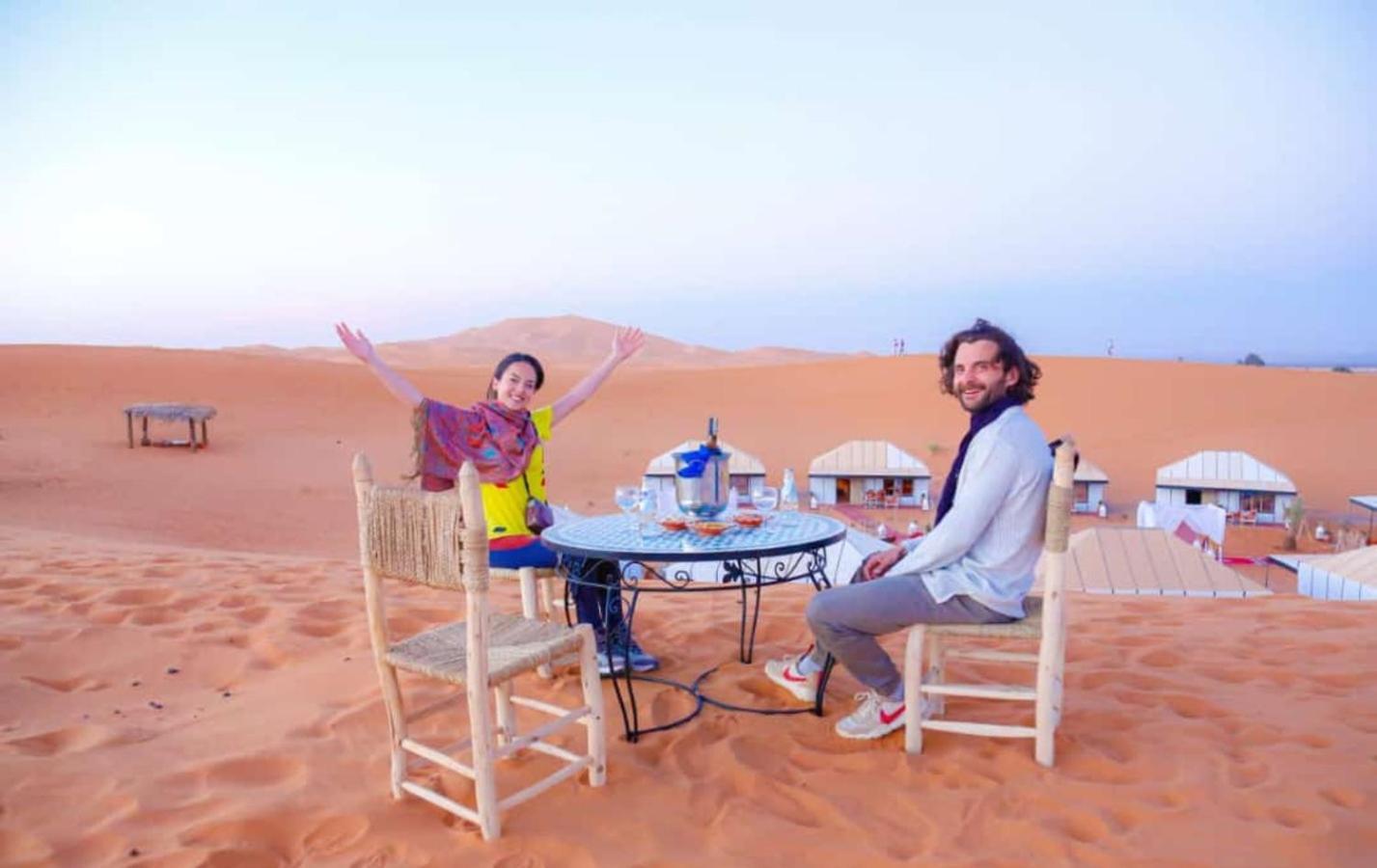 Riadsuerteloca Merzouga Hassilabied Exterior foto Tourists in the desert