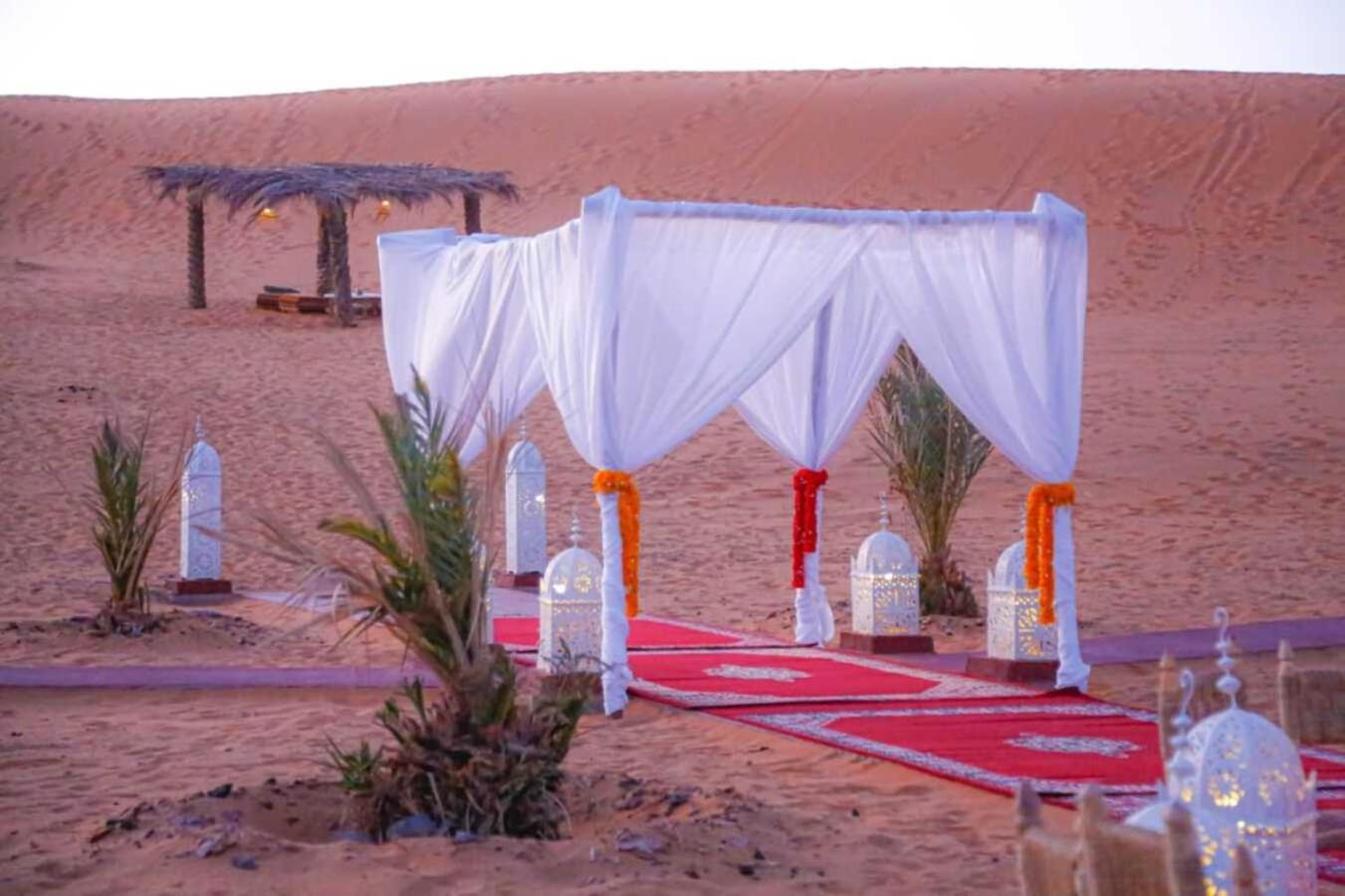 Riadsuerteloca Merzouga Hassilabied Exterior foto A tent in the desert