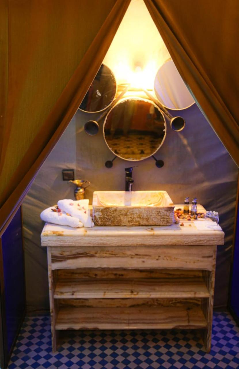 Riadsuerteloca Merzouga Hassilabied Exterior foto Bathroom in a tent