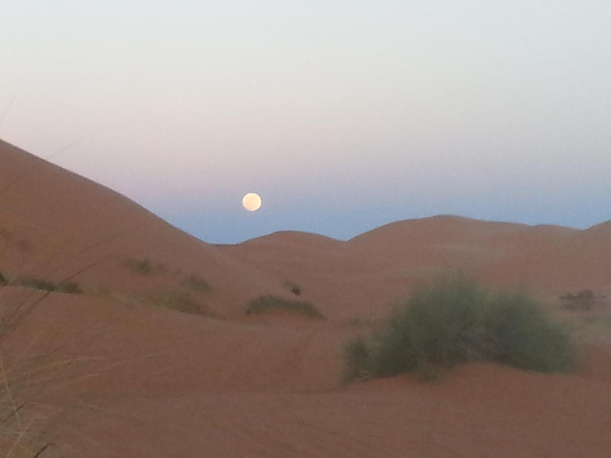 Riadsuerteloca Merzouga Hassilabied Exterior foto Moon over the dunes
