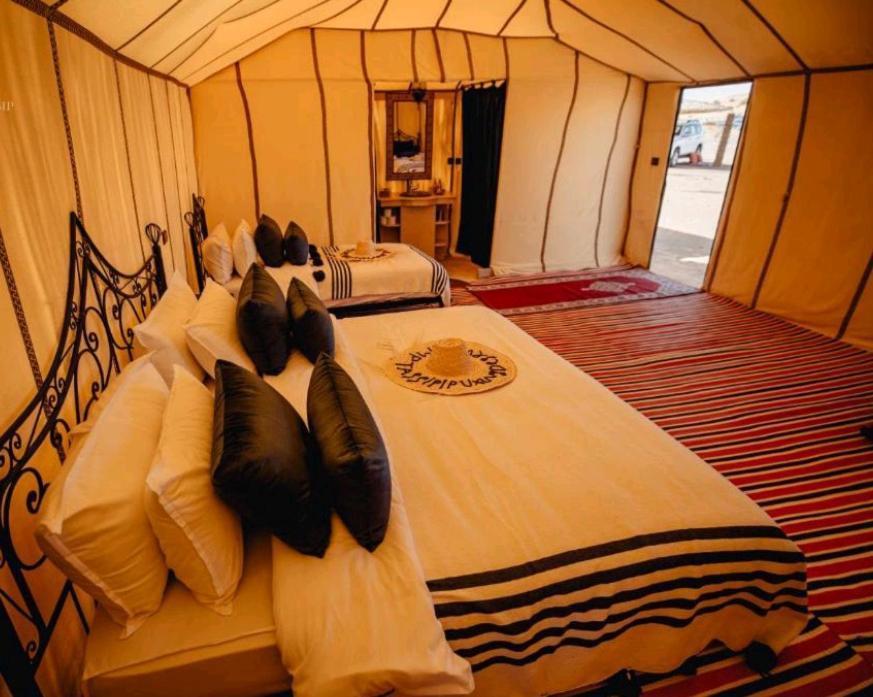 Riadsuerteloca Merzouga Hassilabied Exterior foto Interior of a luxury tent