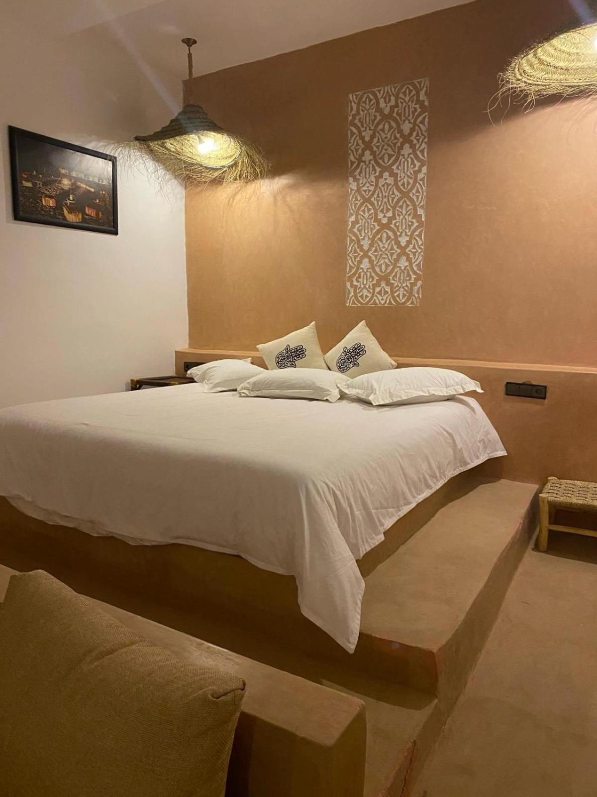 Riadsuerteloca Merzouga Hassilabied Exterior foto A guest room at the hotel