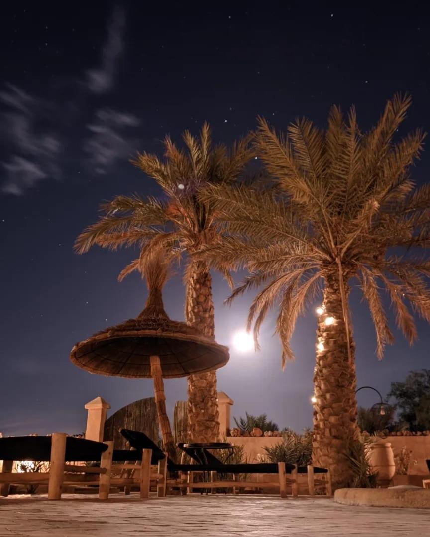 Riadsuerteloca Merzouga Hassilabied Exterior foto Fountain at the Oasis of Mara