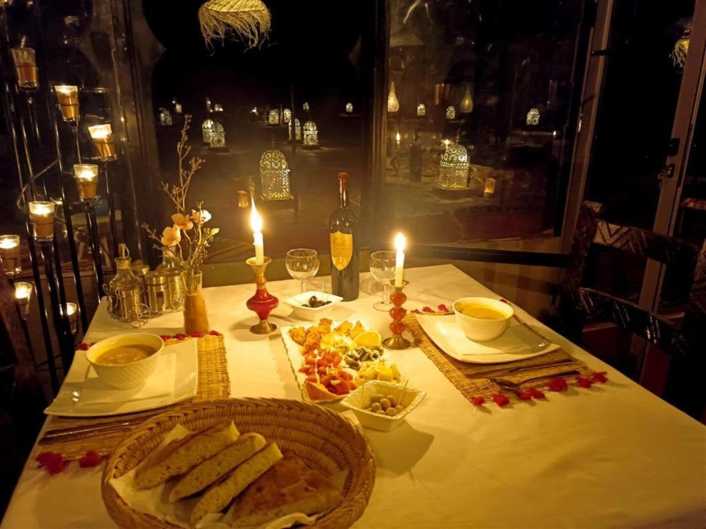Riadsuerteloca Merzouga Hassilabied Exterior foto A romantic dinner