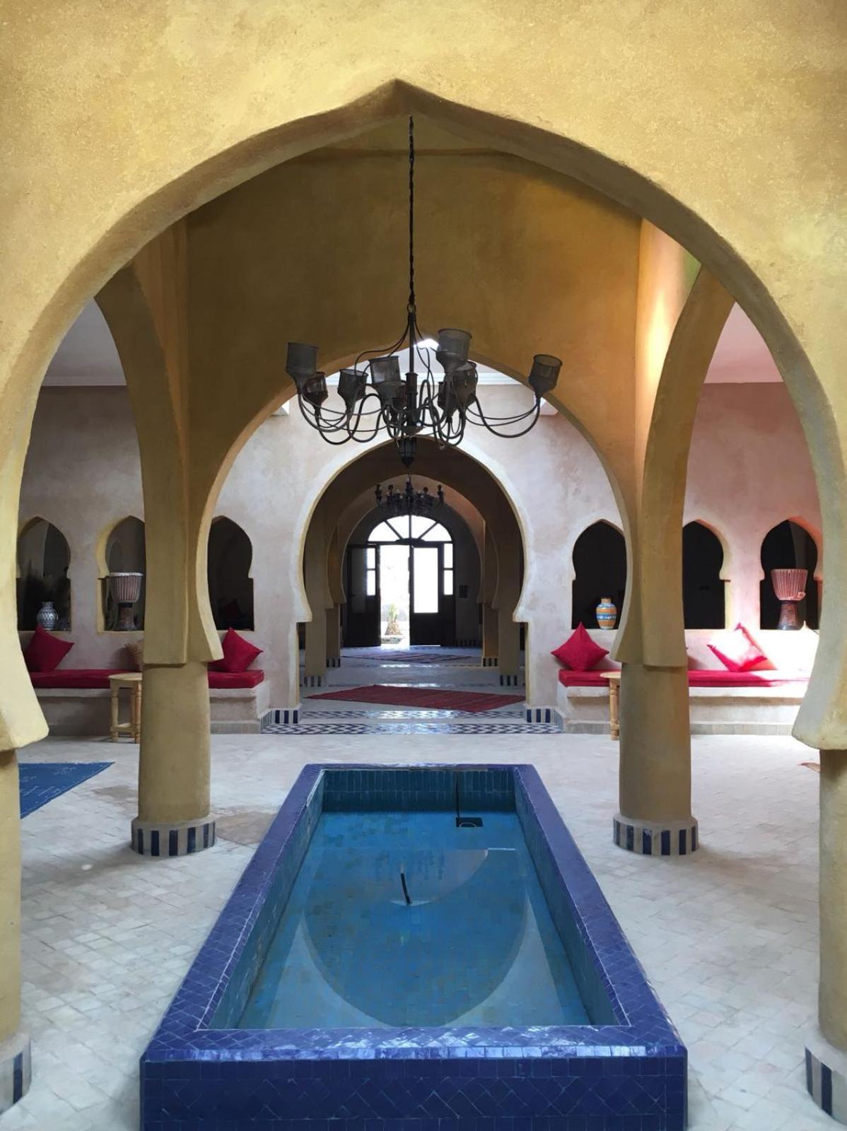 Riadsuerteloca Merzouga Hassilabied Exterior foto Interior of a riad in Marrakech