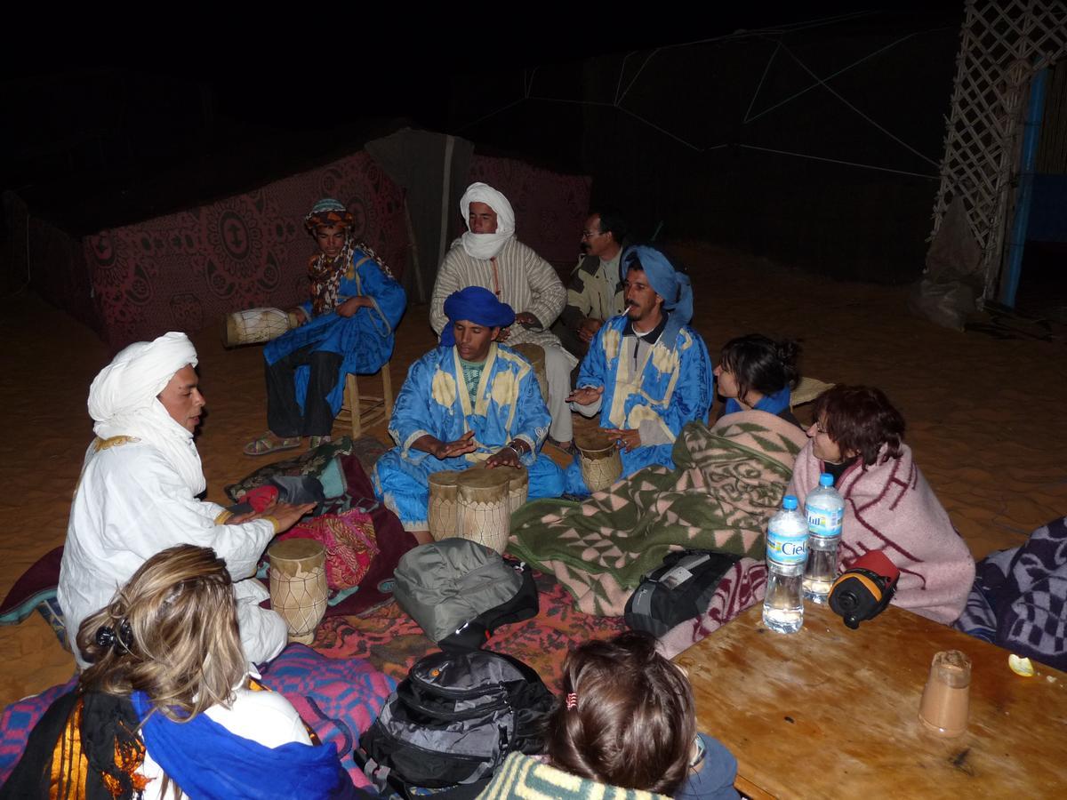 Riadsuerteloca Merzouga Hassilabied Exterior foto Gnaou musicians in a desert camp