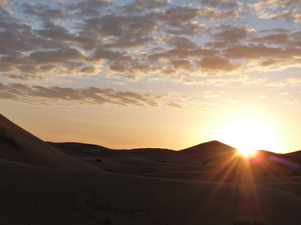 Riadsuerteloca Merzouga Hassilabied Exterior foto Sunset over the dunes