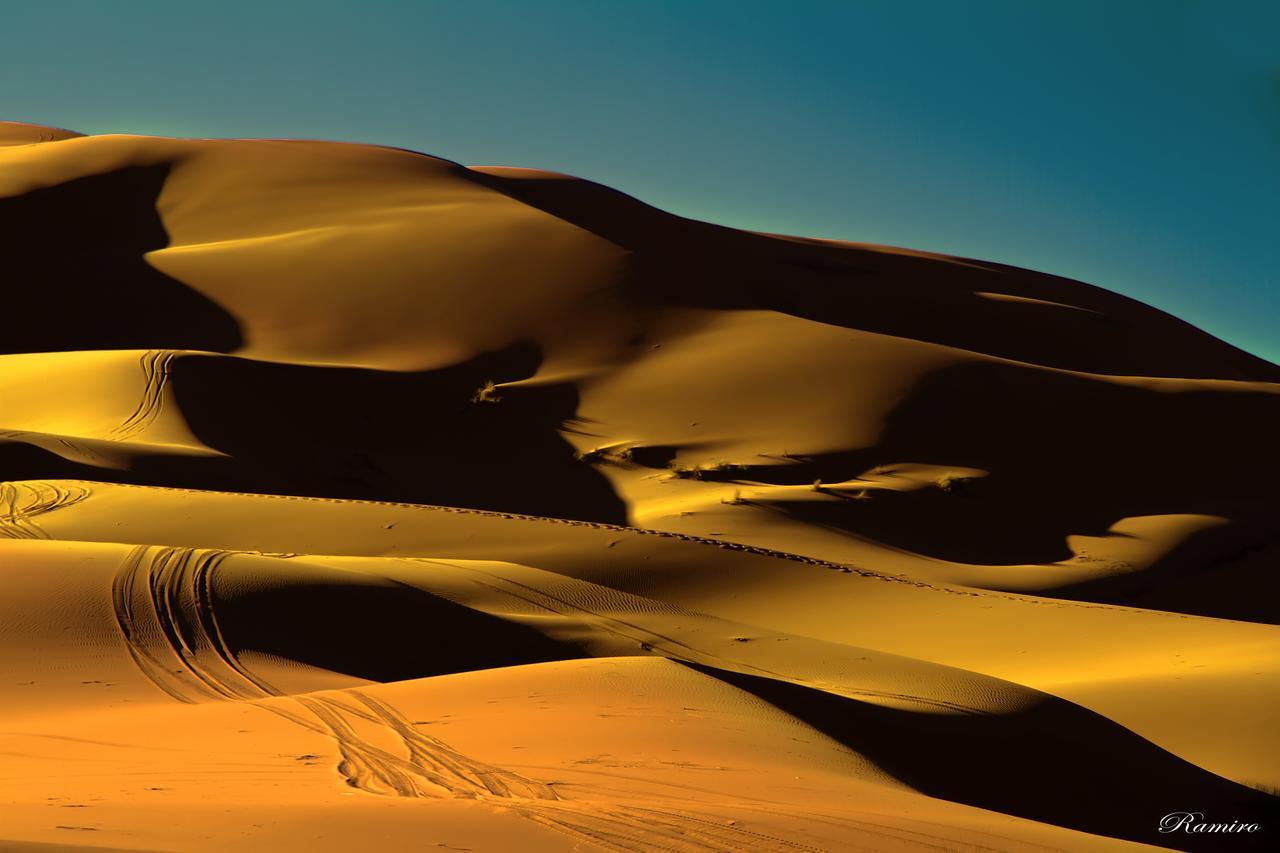 Riadsuerteloca Merzouga Hassilabied Exterior foto Sand dunes in the Sahara