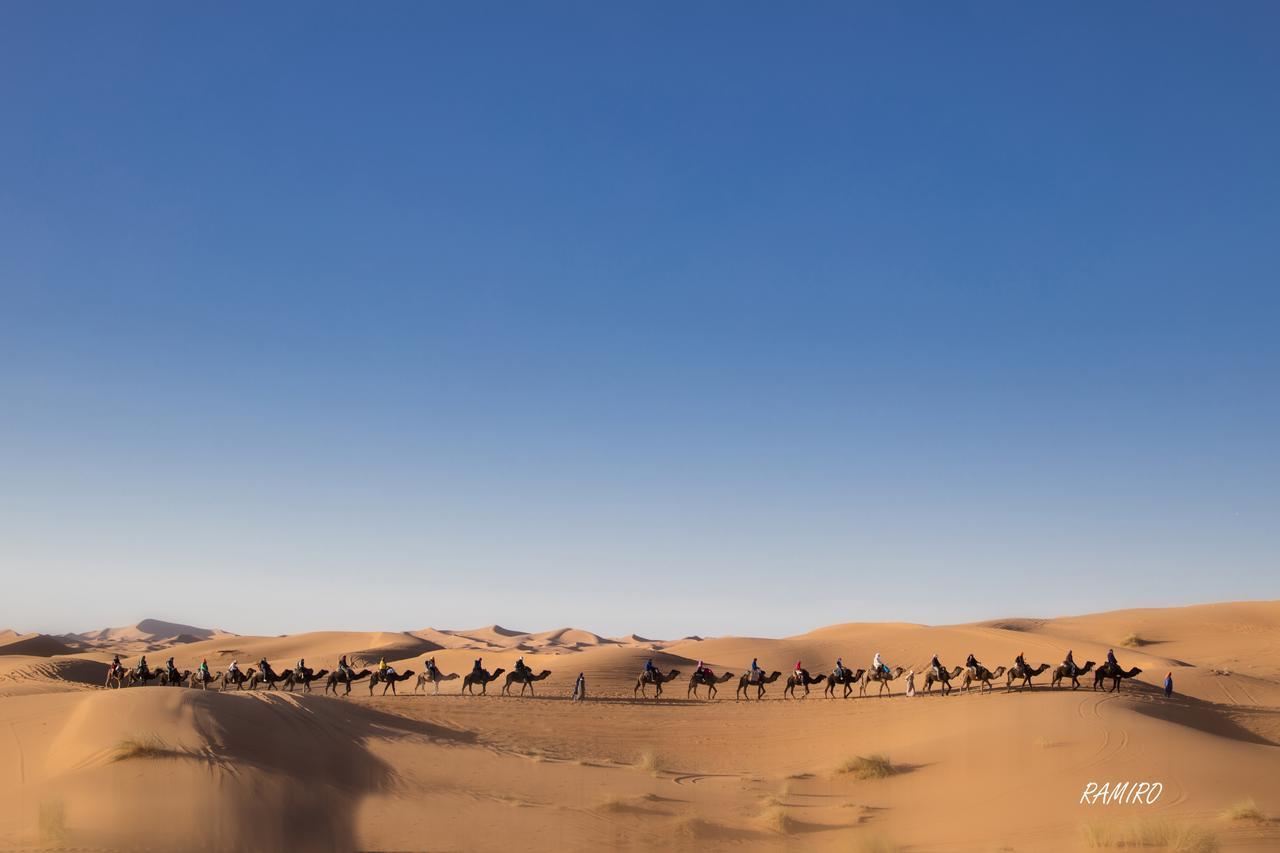 Riadsuerteloca Merzouga Hassilabied Exterior foto A caravan in the Sahara